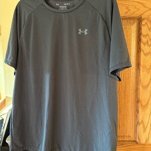 Under Armour charcoal gray Short Sleeve Tee size L
Never worn, new without tags